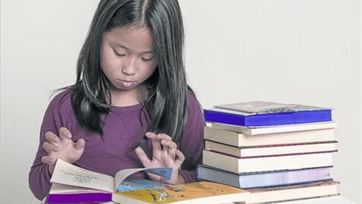 Xia, 8 años. Le gustan los libros de Simó, de Julieta Pomés, y el manga Sakura. Sus aficiones son disfrazarse, los juegos de mesa y montar en bicicleta.