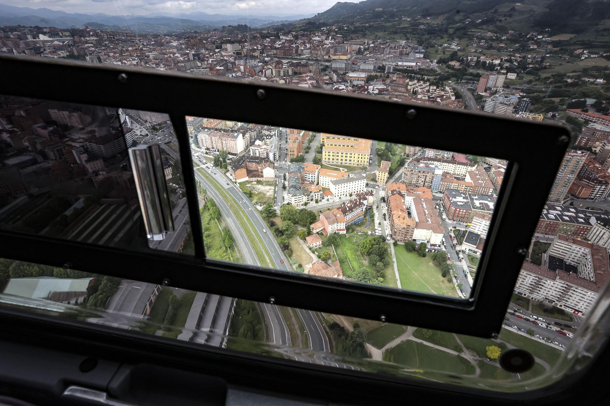 Sobrevolamos Asturias en el helicóptero de la Policía Nacional: esto es lo que ven