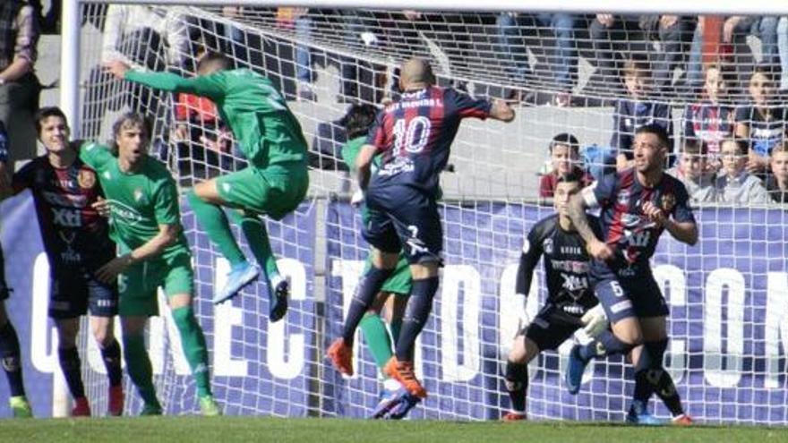 Una acción del partido entre el Yeclano y el San Fernando