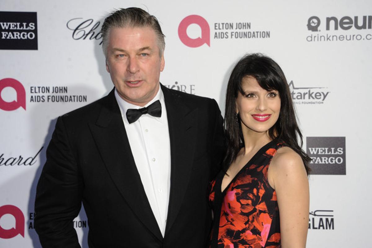 Alec Baldwin y su esposa, Hilaria Thomas, a su llegada a la fiesat de la fundación de Elton John.