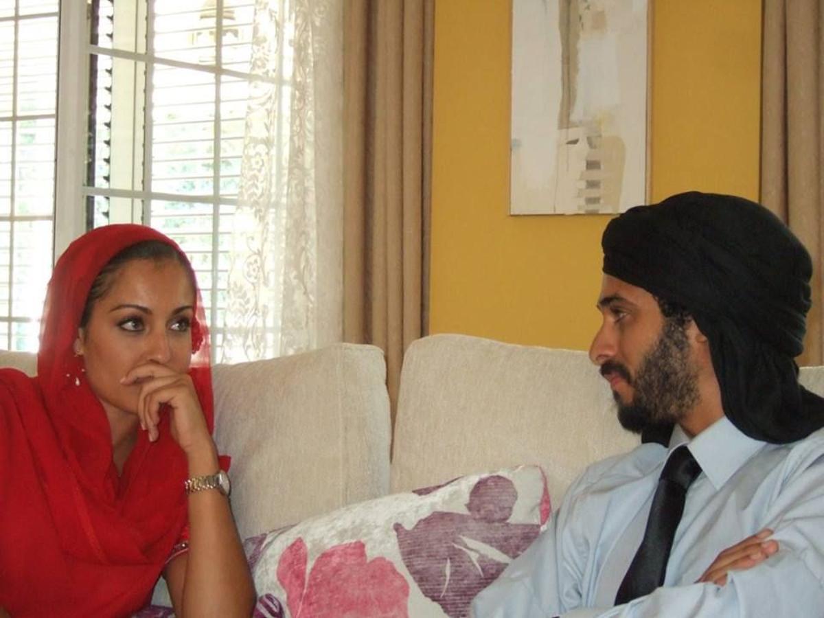 El castellonense Nourdine Elattab, de nacionalidad marroqui, con Hiba Abouk (i), con la que coincidió en el rodaje de 'El Príncipe'.