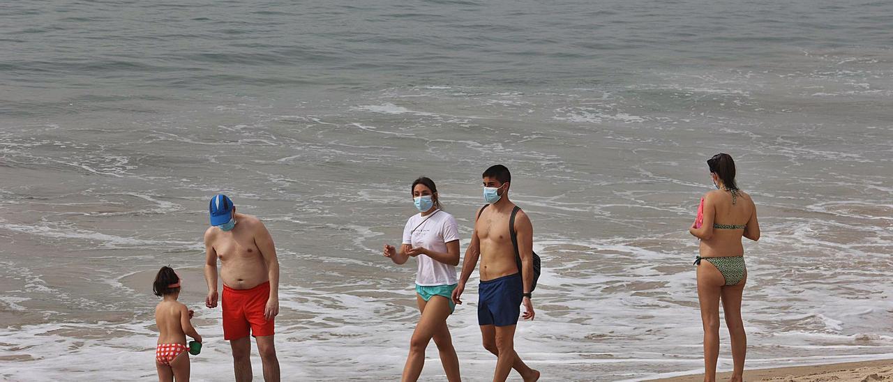 Bañistas, ayer, en la playa de Samil.