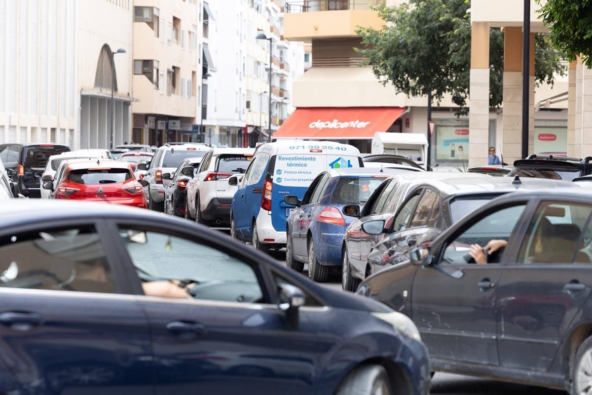 Todas las imágenes del atasco que colapsa la ciudad de Ibiza