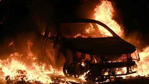 Tercera noche de enfrentamientos entre la policía con los manifestantes en Nanterre, Francia