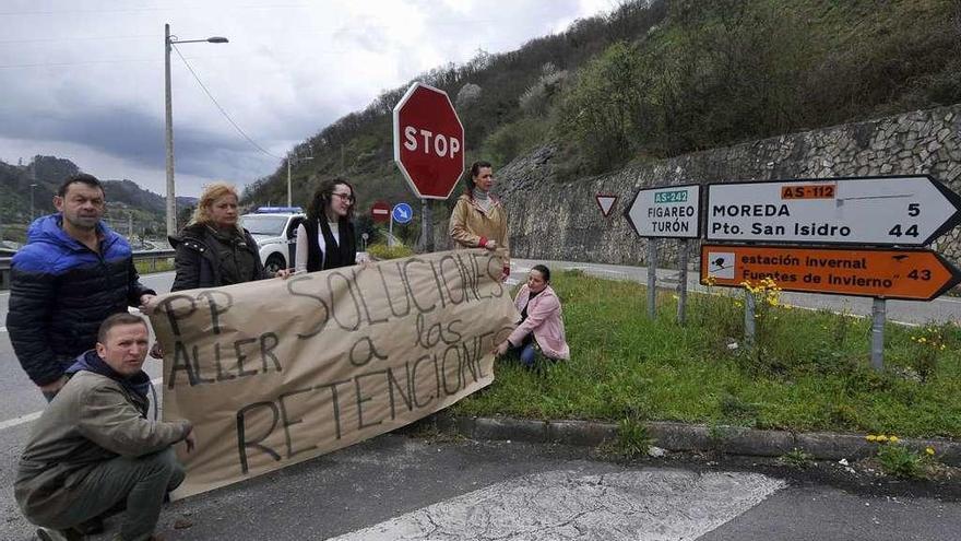 La protesta de los populares a la altura del cruce de Ujo.