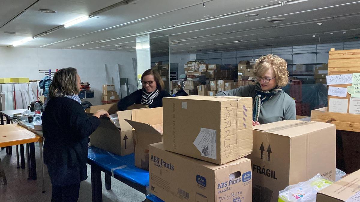 Voluntarias del grupo solidario, en el almacén de recogida de productos.