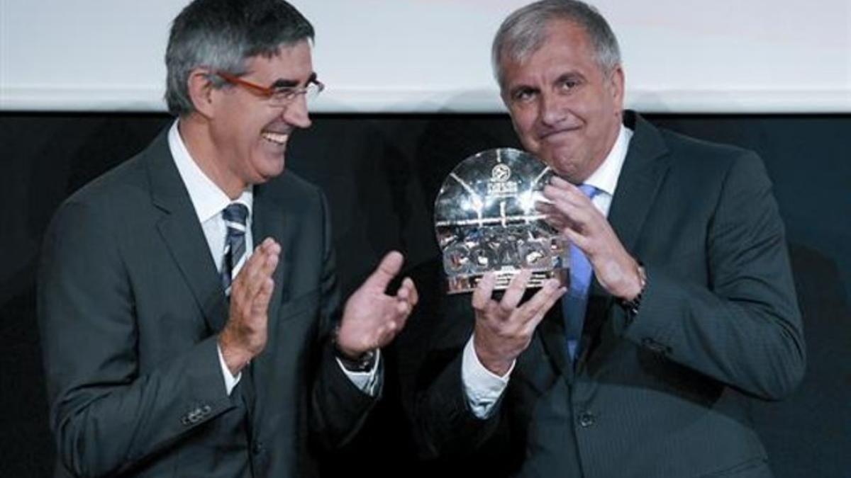 Zeljko Obradovic recoge el trofeo de mejor entrenador del año de manos de Jordi Bertomeu, ayer en Barcelona.