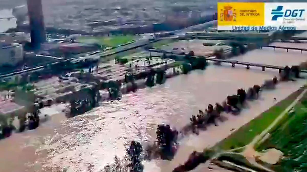 VÍDEO | Impresionante imagen de Sevilla capital con el cauce del Guadalquivir disparado