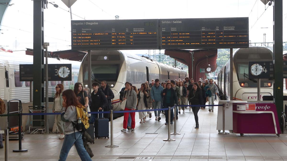 Pasajeros en la estación de tren de San Cristóbal en A Coruña.