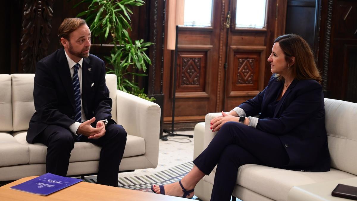 Alfredo Soler y María José Catalá, en el Ayuntamiento de València.