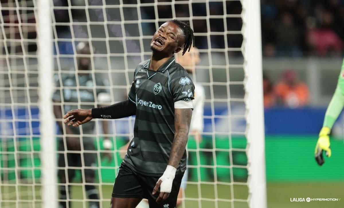 Brian Cipenga, después de fallar una oportunidad de peligro