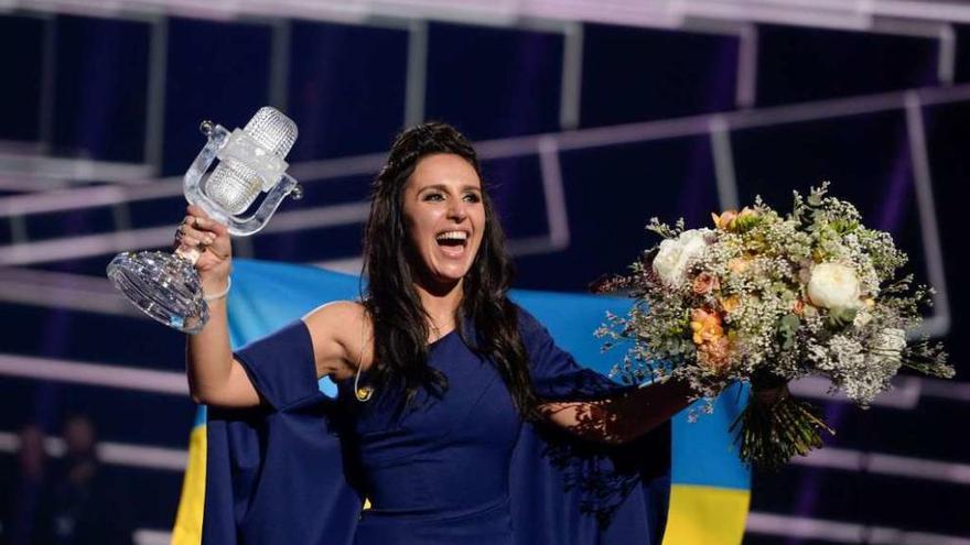 La representante de Ucrania, Jamala, celebra su victoria en Eurovisión, el pasado sábado, en Estocolmo.