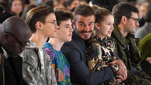 David Beckham, con su hija Harper y sus hijos Cruz y Romeo, en primera fila del desfile. 