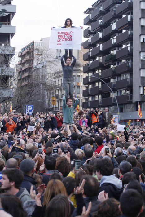 Milers de persones clamen per la llibertat de Puigdemont davant la subdelegació del govern de Girona