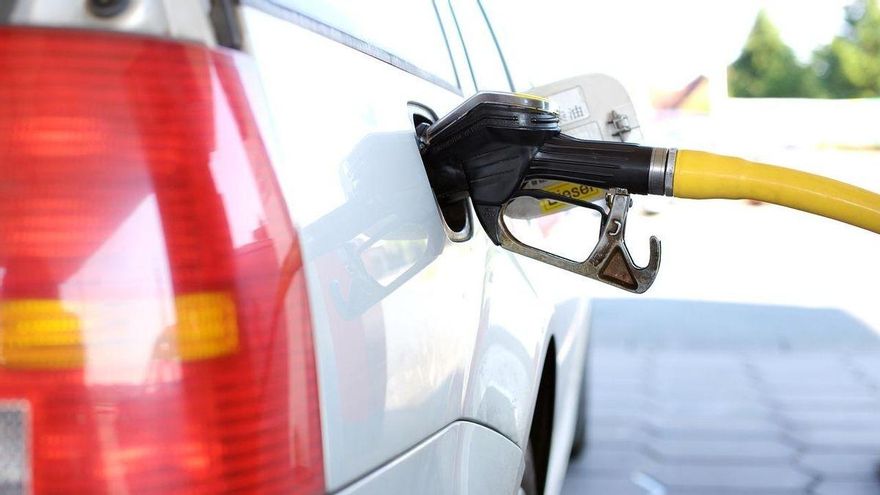 La Guardia Civil extrema ya la vigilancia en la tapa de la gasolina del coche: podrán sancionarte con 200 euros