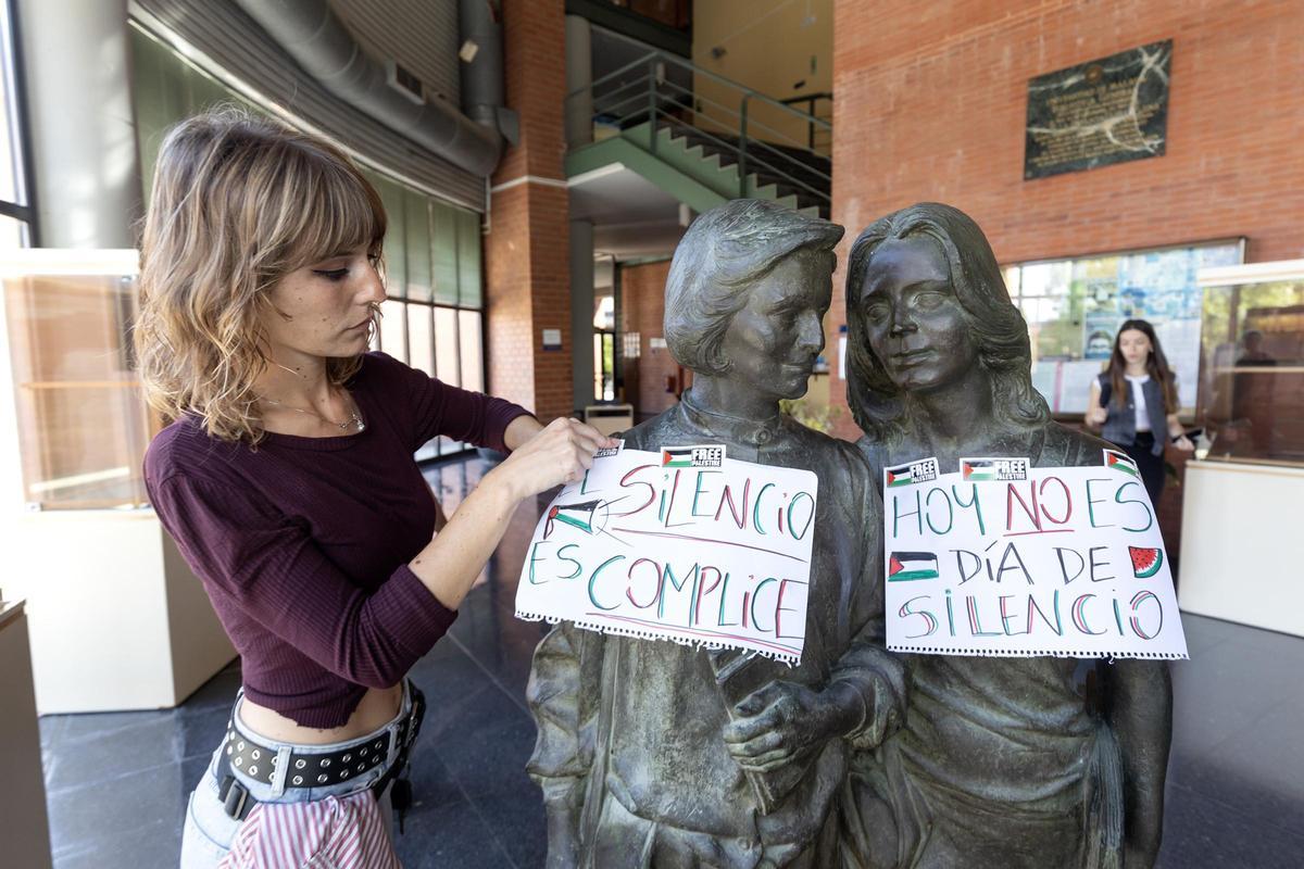 Una joven coloca carteles este jueves en la Biblioteca General de la Universidad de Málaga