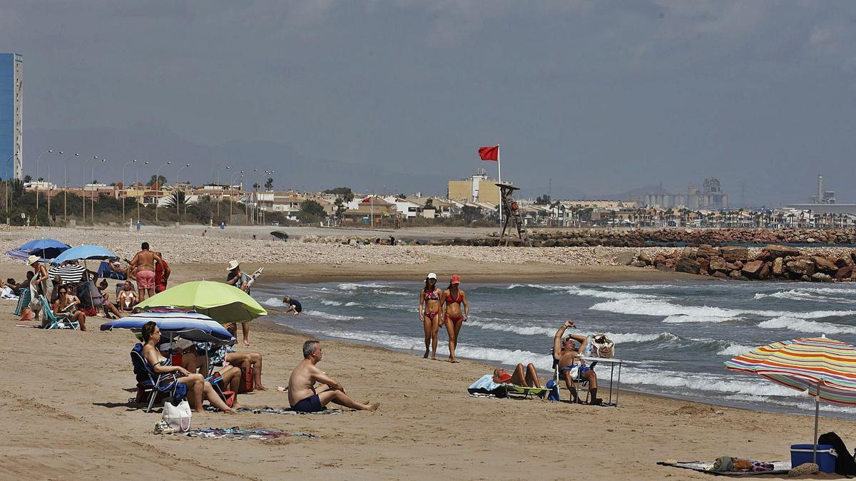 Una imagen de la playa de El Puig durante la mañana de ayer, antes de que la bandera roja se cambiara por la amarilla a primera hora de la tarde del lunes.  | GERMÁN CABALLERO