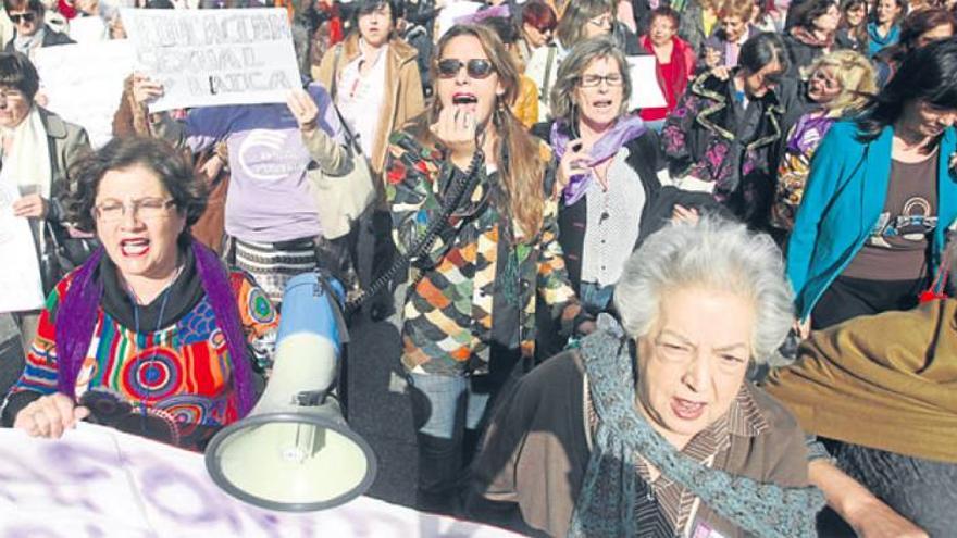 Marcha protesta de 300 mujeres