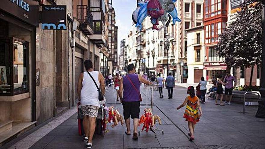 Parte de la familia de vendedores de globos caminan por la plaza Sagasta.