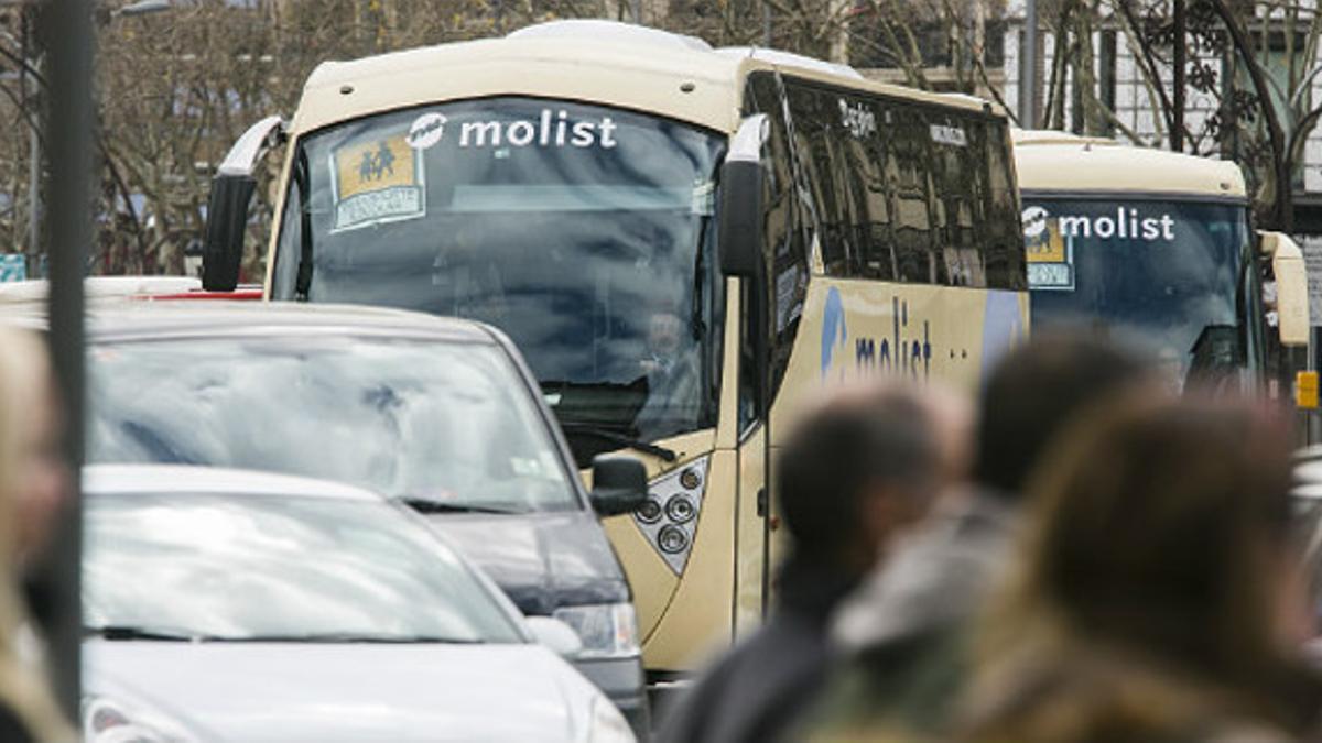 Transeúntes y tráfico rodado, en el centro de Barcelona.