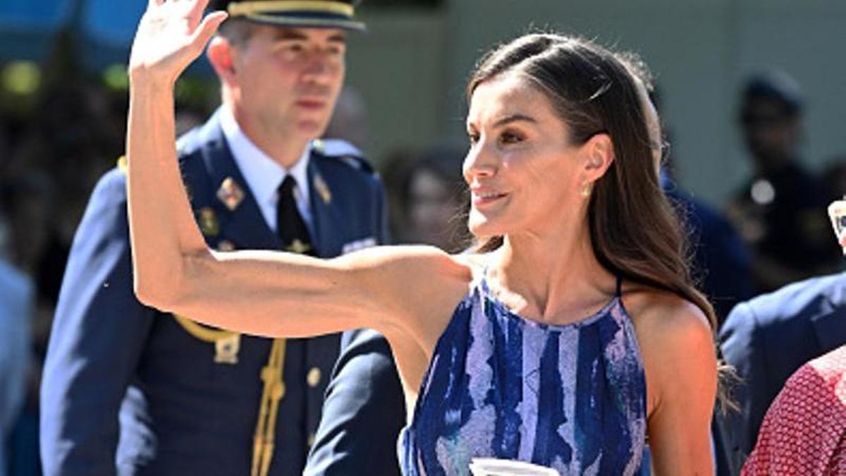 La Reina Letizia elige pendientes de la mallorquina Isabel Guarch para inaugurar la Feria del Libro de Madrid