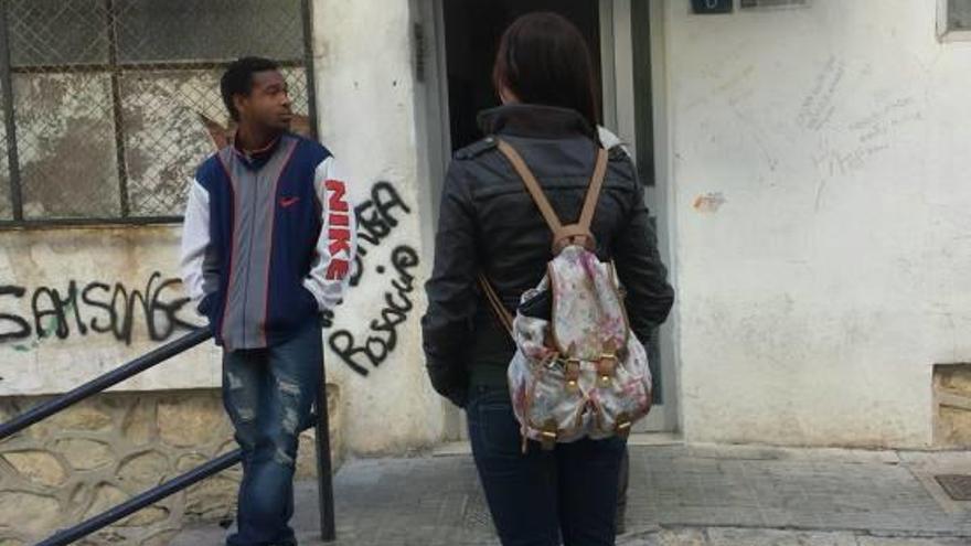 El ahora detenido, en la puerta del inmueble junto a una policía al día siguiente de conocerse que había sido un crimen.