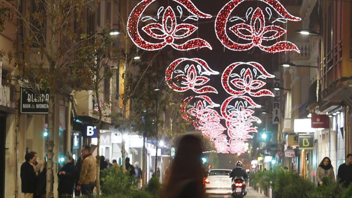 Una calle iluminada de Alzira.  | V.M.PASTOR