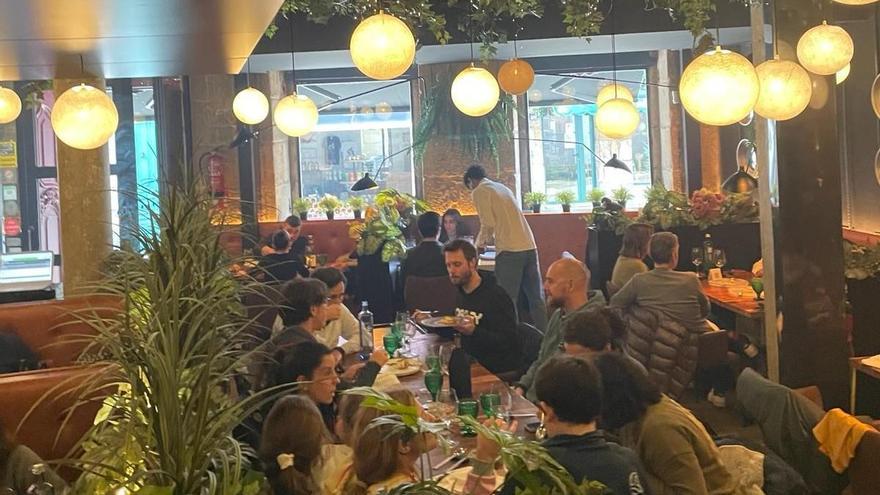 La lluvia propicia el lleno en los restaurantes