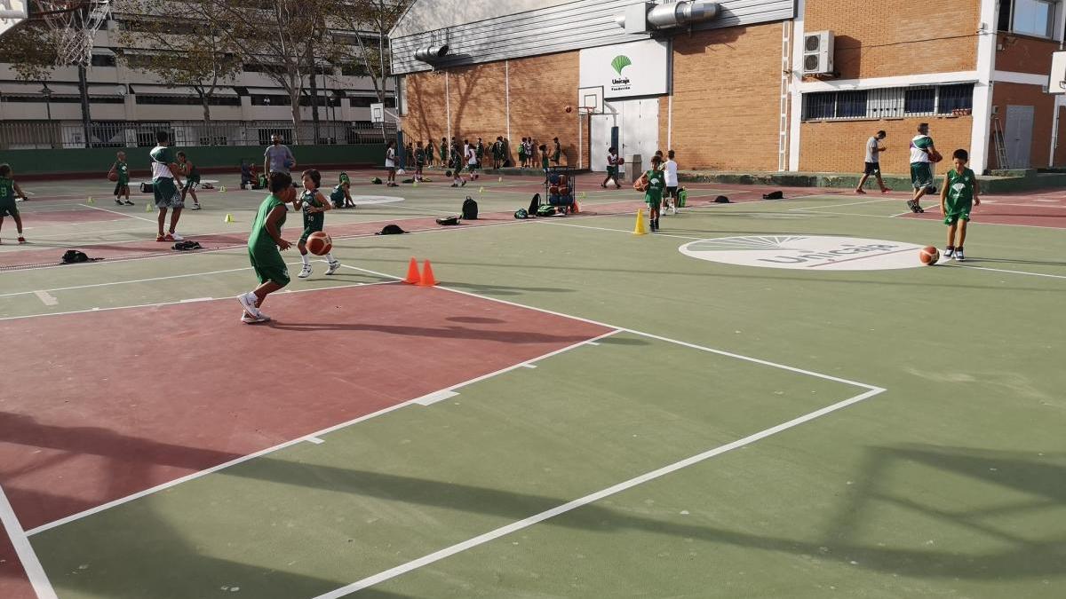 Niños entrenando en la Escuela Baloncesto Guindos.