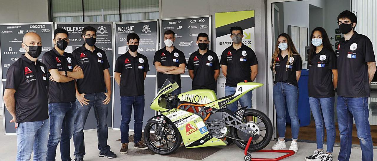 Por la izquierda, los profesores Álvaro Noriega, Ramy Georgious y Ángel Navarro y los estudiantes Óscar García, Konstantin Edl, Luis Alfonso Martínez, Guzmán López, Alicia García, Andrea Iglesias y Tristán Alonso, junto a su motocicleta “MS6”. | Marcos León