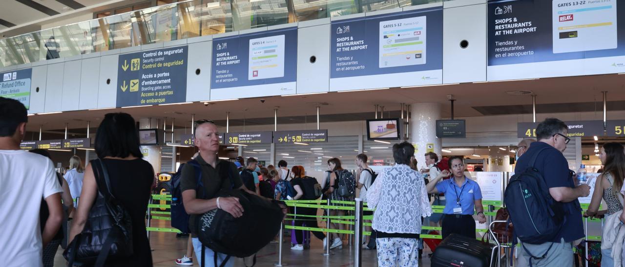 Passatgers a l’aeroport de València, en una imatge recent