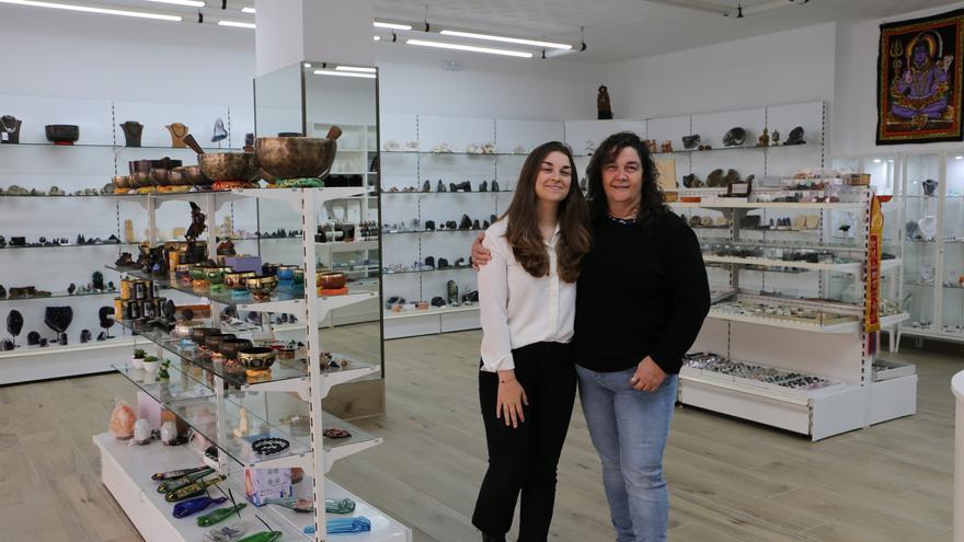 La botiga de minerals i bijuteria Blau Artesania de l’Escala estrena nou local
