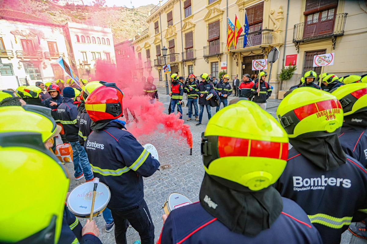 Los bomberos "tamborileros" dando la matraca durante el pleno del Consell en el que se aprobó el decreto de la UVE.