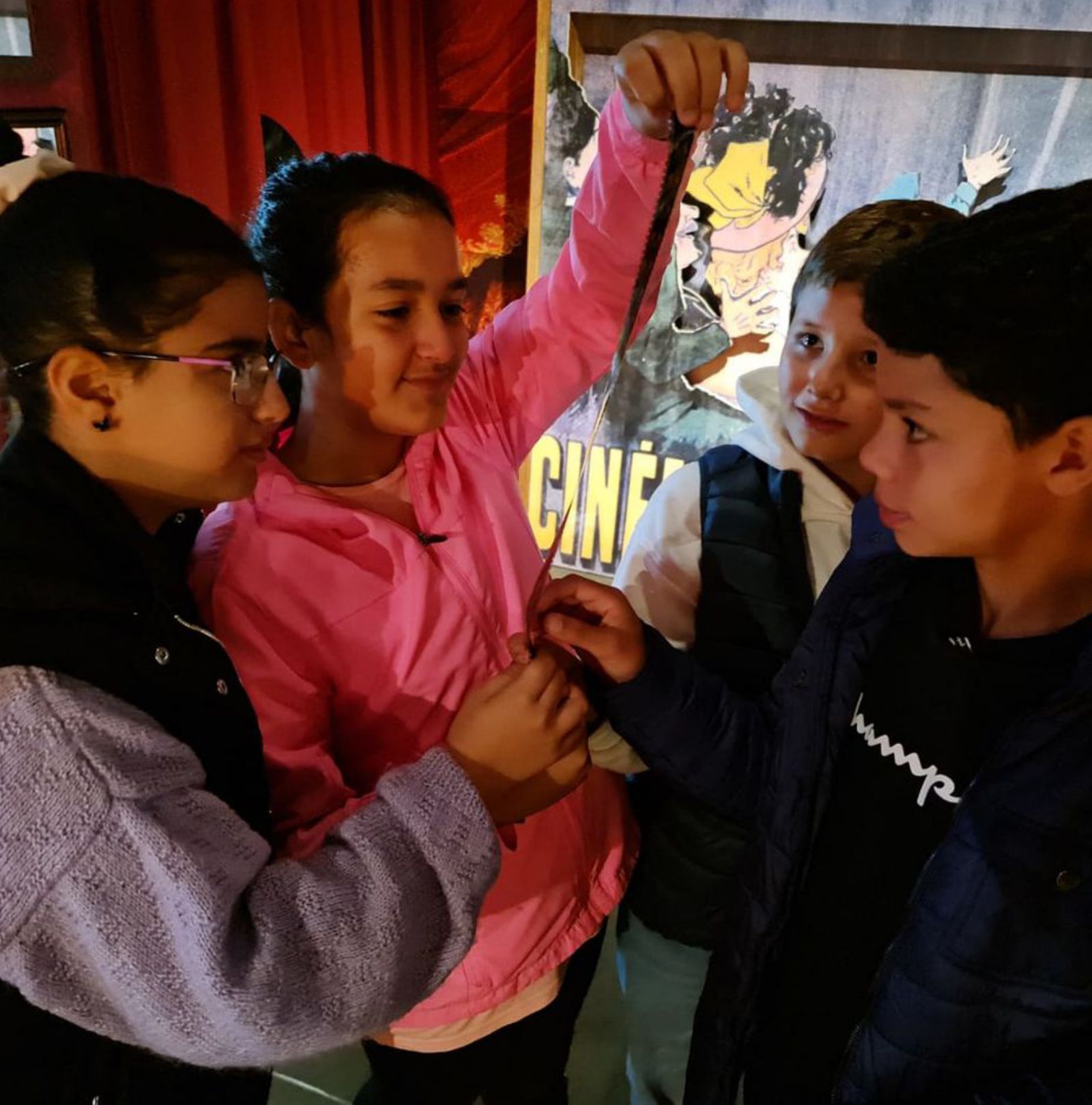 Niños del colegio Divina Providencia, con un fragmento de película. 