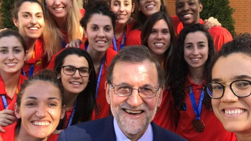 La selección femenina de baloncesto en La Moncloa