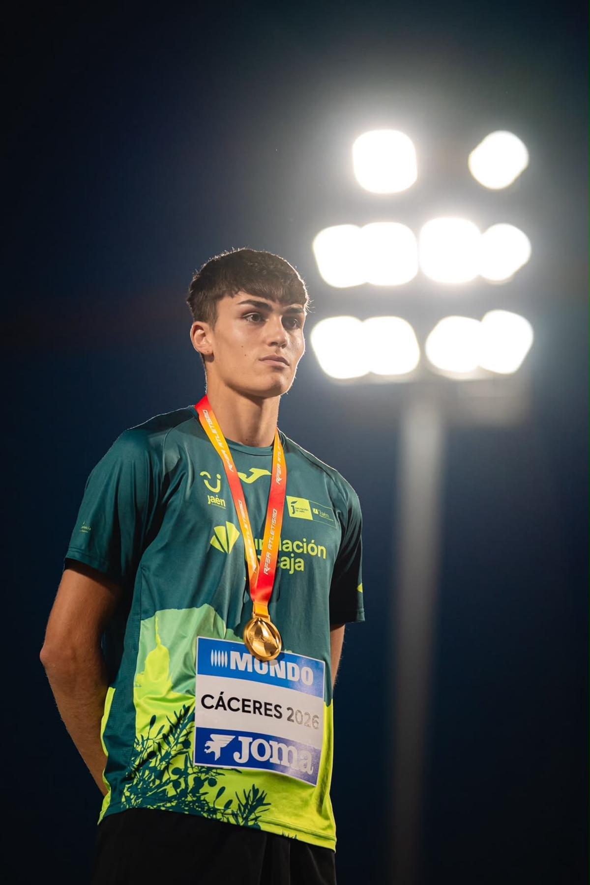 Jesús López Mayor con su medalla