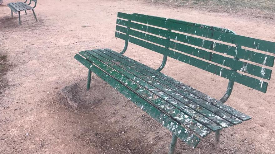 Un banc del parc de l&#039;Agulla ple d&#039;excrements