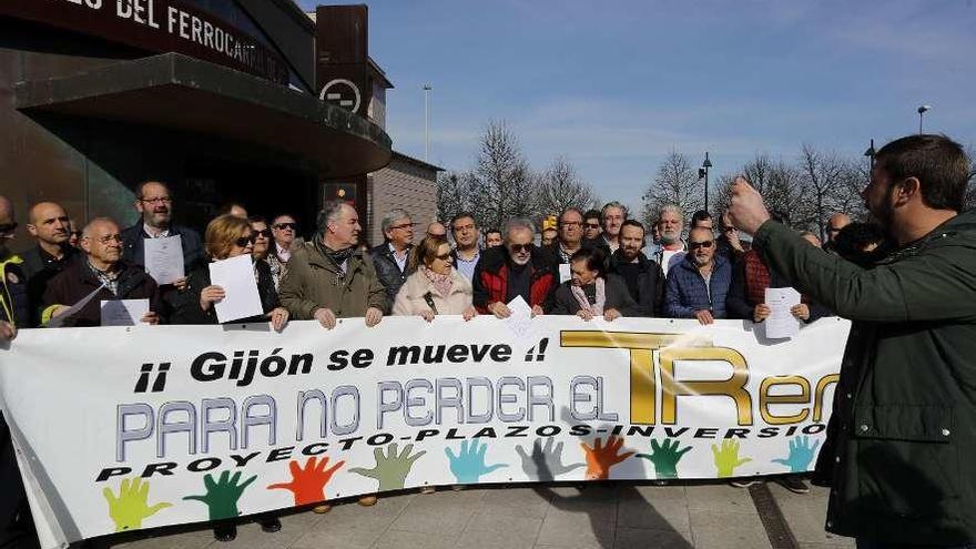 Adrián Arias, a la derecha, se dirige a los participantes en el acto reivindicativo por el plan de vías.