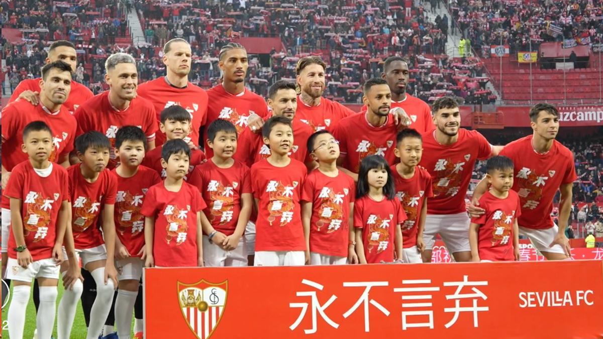 Los jugadores del Sevilla luciendo una camiseta especial con el lema &quot;Nunca te rindas&quot; escrito en chino&quot;.
