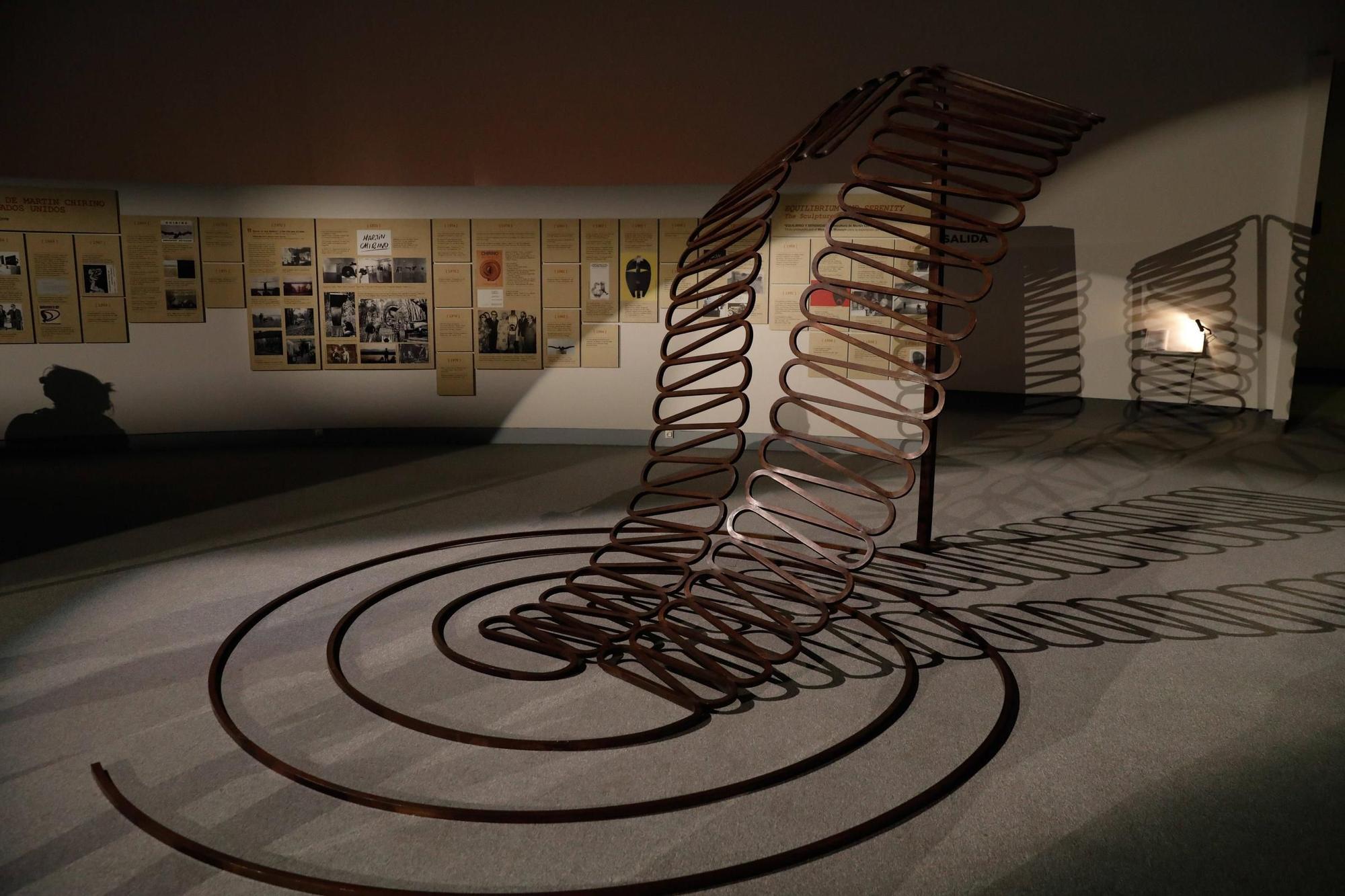 EN IMÁGENES: El Centro Niemeyer acoge una exposición sobre el vínculo entre el escultor Martín Chirino y Estados Unidos