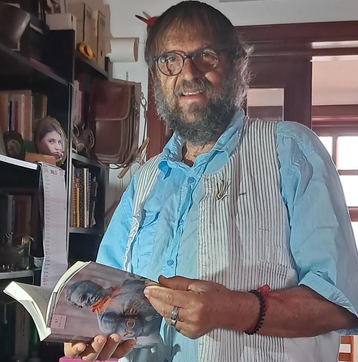 Domingo Castellano Días, con un ejemplar de su último libro en las manos.