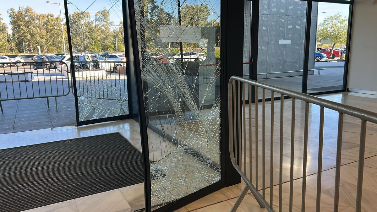 Los ladrones también rompieron la puerta de acceso al centro comercial.
