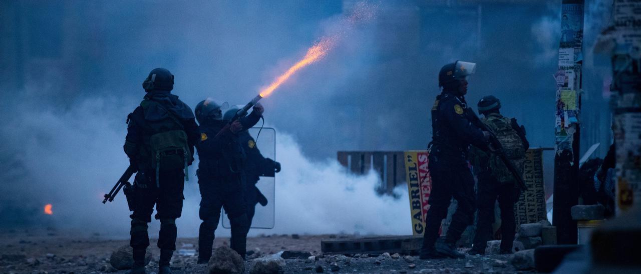 Miembros de las fuerzas de seguridad peruanas tratan de disolver las protestas en Arequipa, Perú.