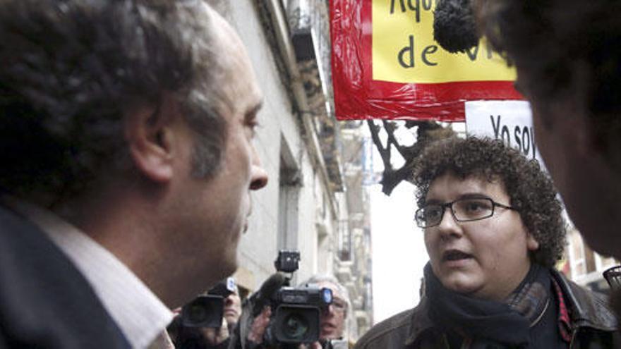 Facu Díaz (de frente) habla con Portero a la salida de la Audiencia Nacional.