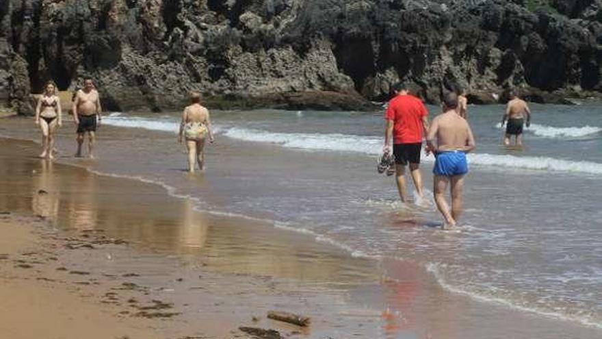 Bañistas en una playa de Carreño.