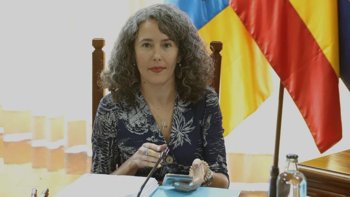 Ariagona González (PSOE), en el pleno de Cabildo de Lanzarote.