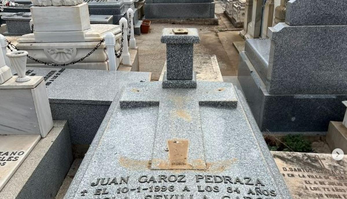 Vista de la tumba de Juan Garoz en el cementerio de Los Yébenes, de la que los ladrones se llevaron un busto y un crucifijo.
