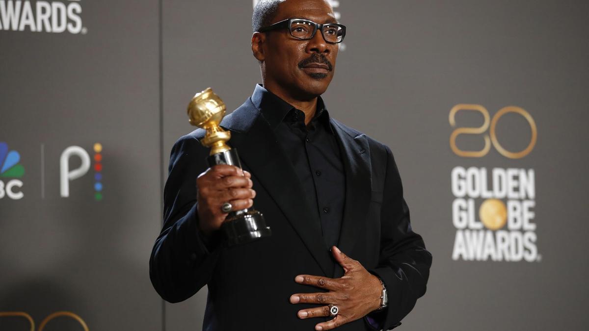 Eddie Murphy muestra su premio Cecil B. DeMille.