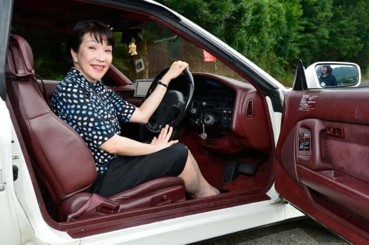 Sanae Takaichi sentada en su Toyota Supra MK3
