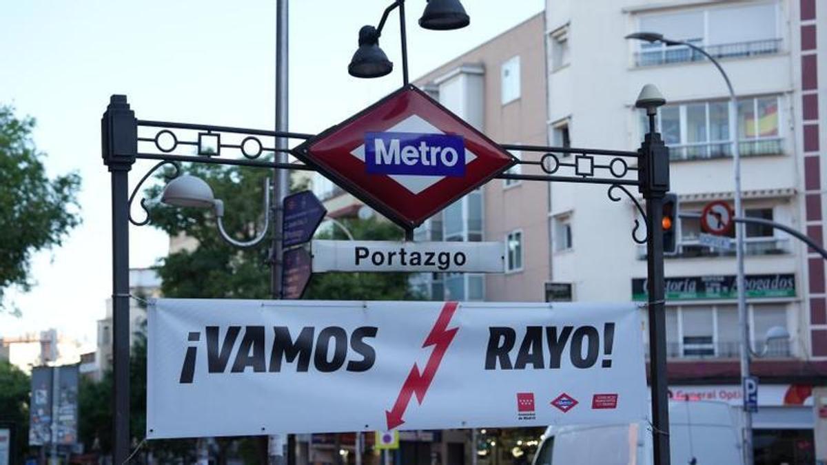 Un cartel de 'Vamos, Rayo' en la estación de Metro de Portazgo.
